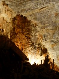 &Uuml;berall sch&ouml;n angeleuchtete Stalagtiten