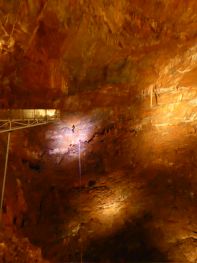 Eine schwindelerregende Aussichtsplattform in der Haupth&ouml;hle