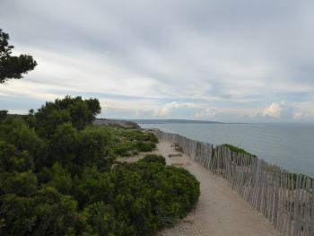 Holprige Wege immer an den Klippen entlang
