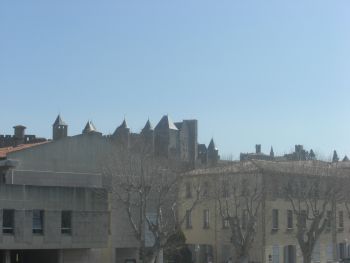 Die Cit&eacute; ragt &uuml;ber Carcassonne auf