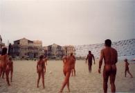 Volleyball am Strand vor der FKK-
Anlage Oasis