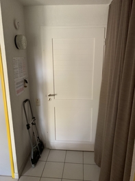 FeWo FKK Anlage OASIS, Eingangsbereich mit Fernbedienung und Einbauschrank hinterm Vorhang