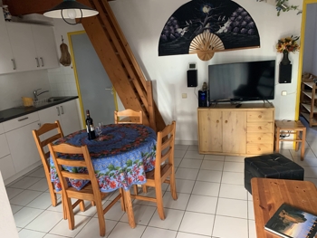 FeWo FKK Anlage OASIS, Wohn-E&szlig;bereich, Blick zu unterer Kinderzimmert&uuml;r und Mansardenaufgang