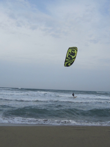 Kiten am Strand vor der Anlage